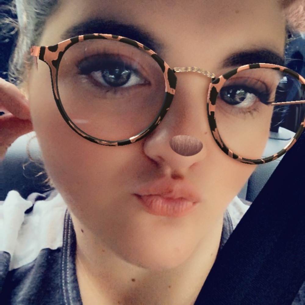 Meet your Posher, Maura